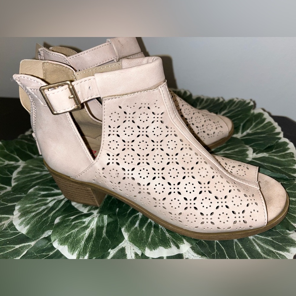 Kids Brown Sandals Size 4 With Zipper. Damage Inside the Shoe See Picture China